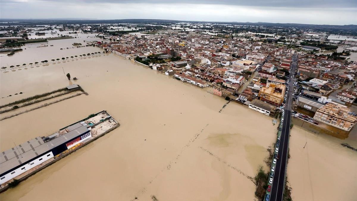 La población de Dolores (Alicante), inundada por el desbordamiento del río Segura.