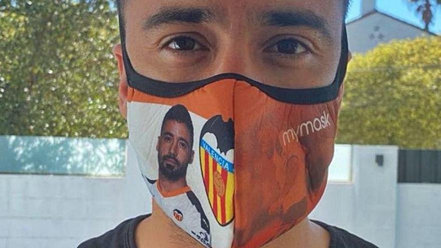 Jaume Costa posa con su mascarilla valencianista.