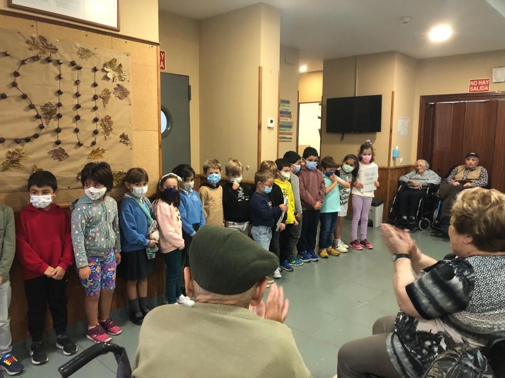 Los niños del Montoto comparten una mañana con los abuelos de la Pola