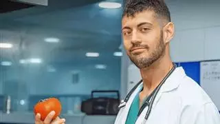 El truco del cardiólogo José Abellán para vencer el insomnio: "No te acuestes ni adoptes la posición de tumbado durante el día"