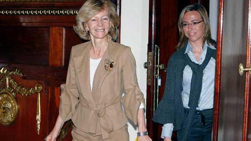 Elena Salgado y Carme Chacón, ayer en la sede del Ministerio de Economía.