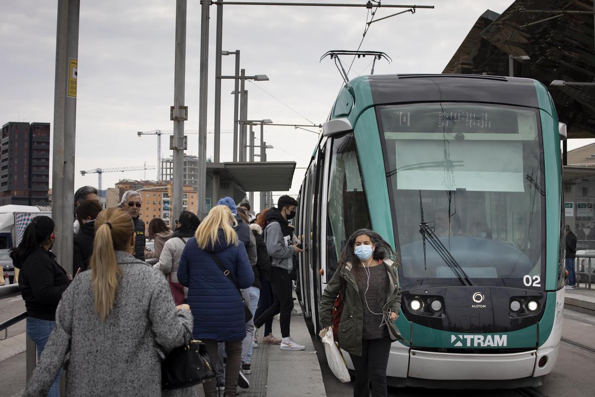 Experts en transport públic apressen a modificar el disseny de l’espai reservat a bus i tramvia a la plaça de les Glòries