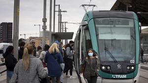 Experts en transport públic apressen a modificar el disseny de l’espai reservat a bus i tramvia a la plaça de les Glòries