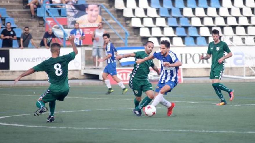 El figuerenc Gil Muntadas, conduint la pilota al mig del camp, va ser l&#039;autor del primer gol de la Unió.