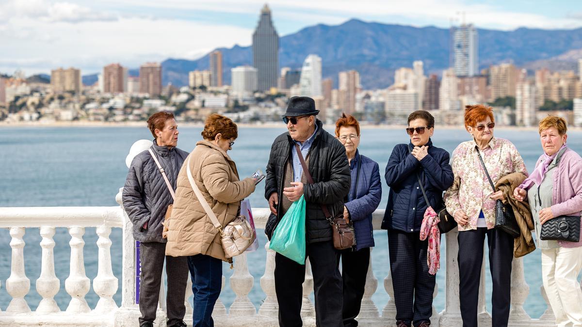 Jubilados abrigados en la costa de Benidorm, en una imagen de archivo,