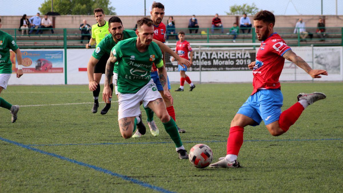 Yoni, capitán del Moralo, presiona a un jugador del Diocesano.