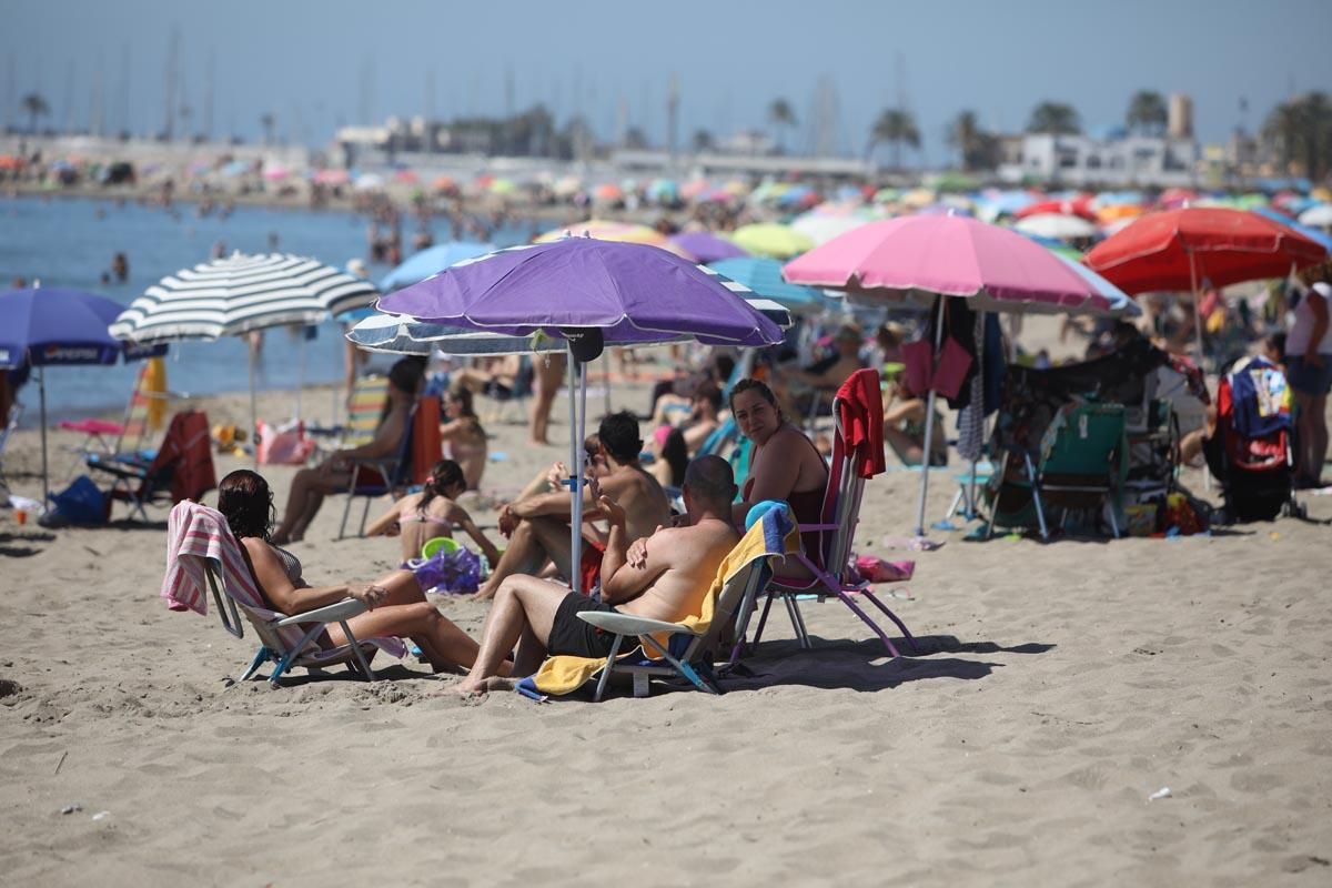 Los cordobeses regresan a las playas de Fuengirola ante la nueva normalidad