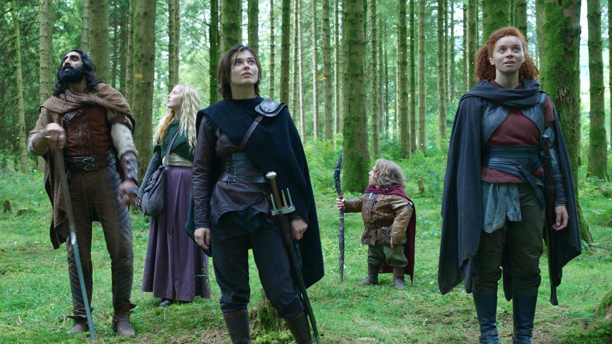 Amar Chadha-Patel (Thraxus), Ellie Bamber (Palomita), Ruby Cruz (Kit), Warwick Davis (Willow) y Erin Kellyman (Jade) en ’Willow’.