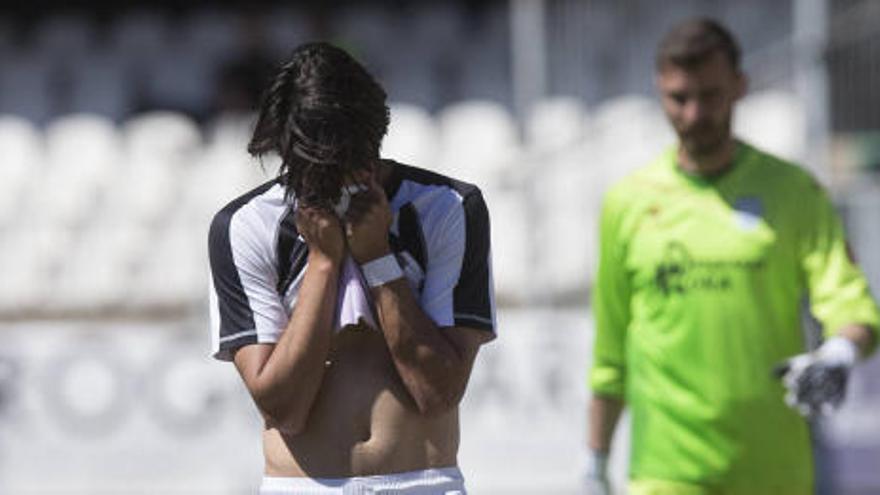 &quot;Una peña del equipo da de comer a varios compañeros&quot;