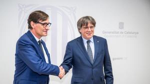El presidente de la Generalitat, Salvador Illa (i), saluda al presidente de Junts per Catalunya, Carles Puigdemont (d), durante una reunión, a 2 de agosto de 2025, en Bruselas (Bélgica). Illa, quién ha promovido la reunión, ha remarcado su intención de tenerla con la voluntad de mandar un mensaje de diálogo, además ayer 1 de septiembre, lamentó no poder recibir al expresidente catalán en el Palau de la Generalitat al no aplicarse la ley de amnistía. 02 SEPTIEMBRE 2025 Jasper Jacobs / Europa Press 02/09/2025. CARLES PUIGDEMONT;SALVADOR ILLA;Jasper Jacobs / Europa Press