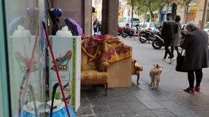 Objetos amontonados en el número 175 de Travessera de Gràcia.