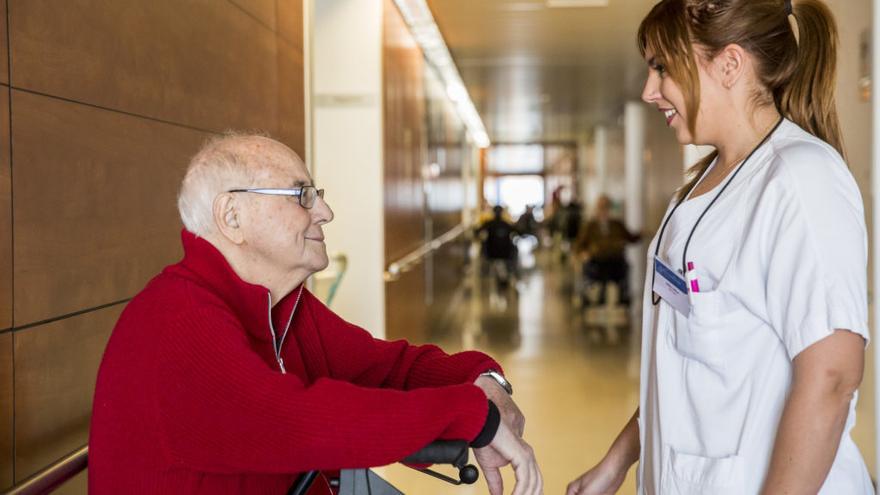 El Colegio de Enfermería de la Región de Murcia reivindica la figura de la enfermera especialista en geriatría para la detección de estos casos