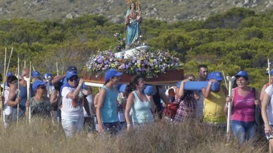 Los fieles llevan a la Virgen del Rosario camino de su ermita en las calas de Santa Pola.