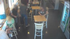 Así robaban los detenidos a clientes distraídos en bares de Madrid.