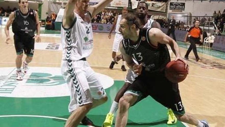 El local Sanikidze intenta penetrar ante la oposición de Zoric. El pívot croata fue el mejor del Unicaja anoche en Siena.