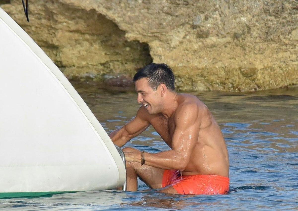 Mario Casas, mojadito en sus vacaciones en Ibiza