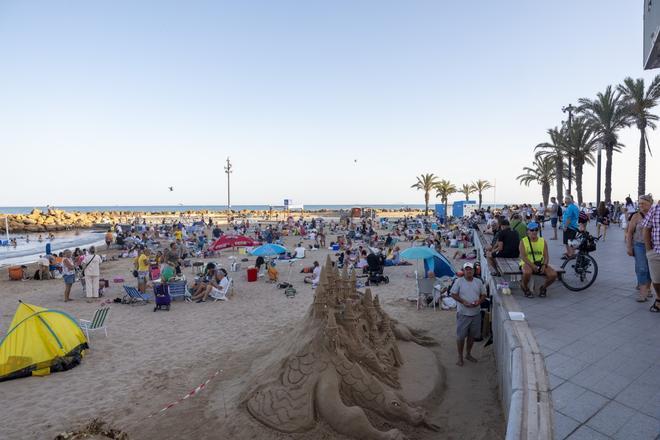 Aquí están las mejores imágenes de la noche de hogueras en la playa para recibir el verano 2026