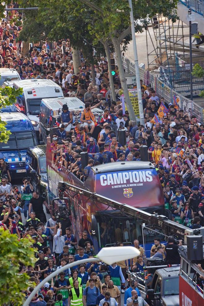 ¡De locos! Las mejores imágenes de una ciudad entregada al Barça