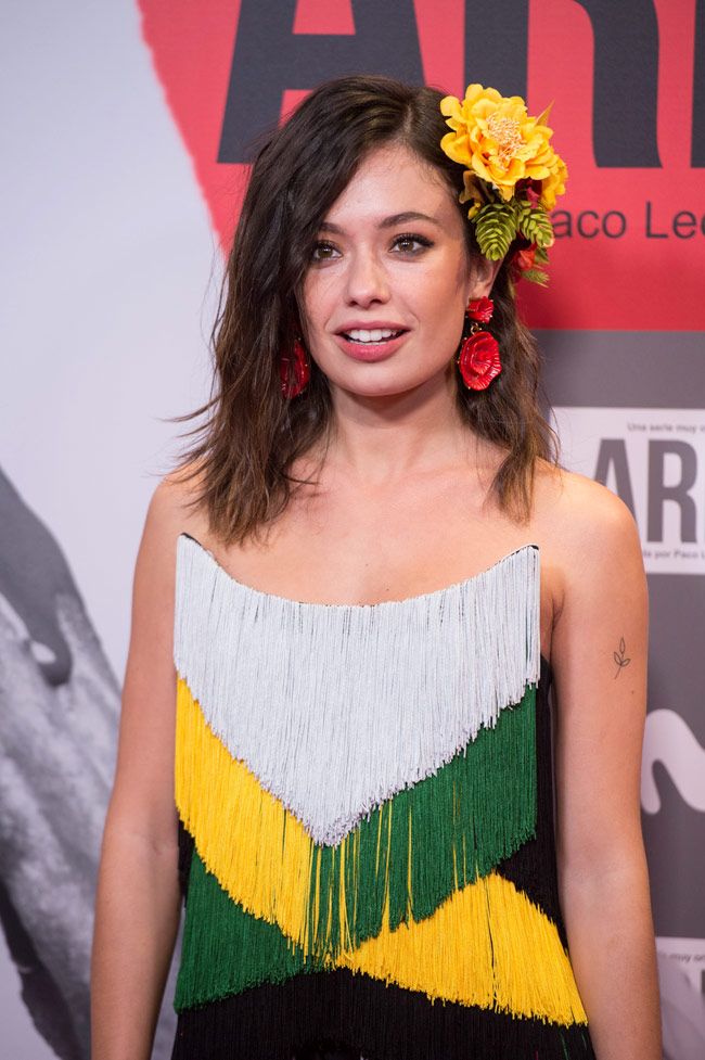 Anna Castillo con tocado de flores en amarillo