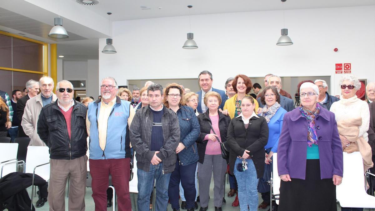 El alcalde, Juan Espadas, en la inauguración del centro de mayores. / El Correo