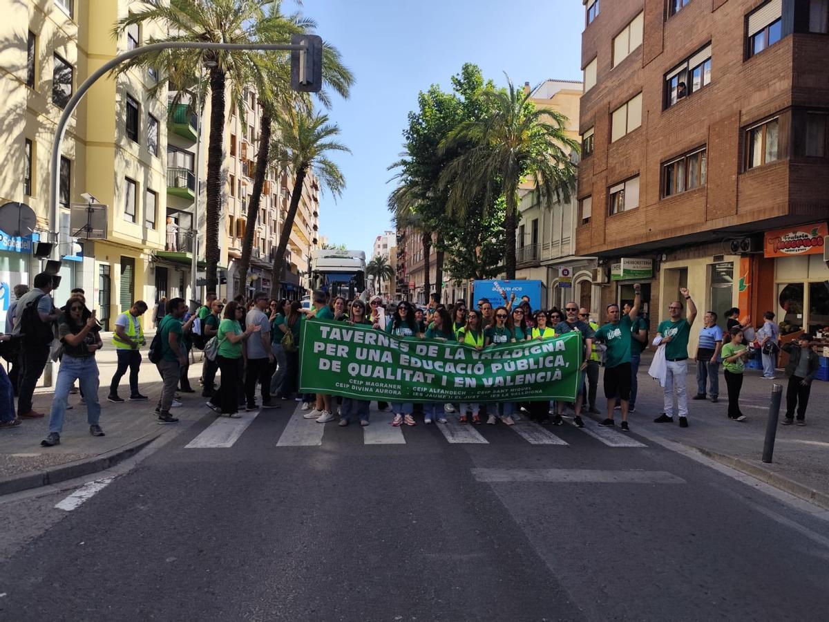 Los docentes de Tavernes de la Valldigna toman las calles