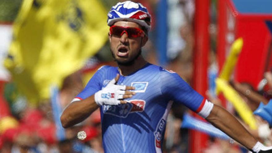 Bouhanni cruza la línea de meta en una etapa de la Vuelta