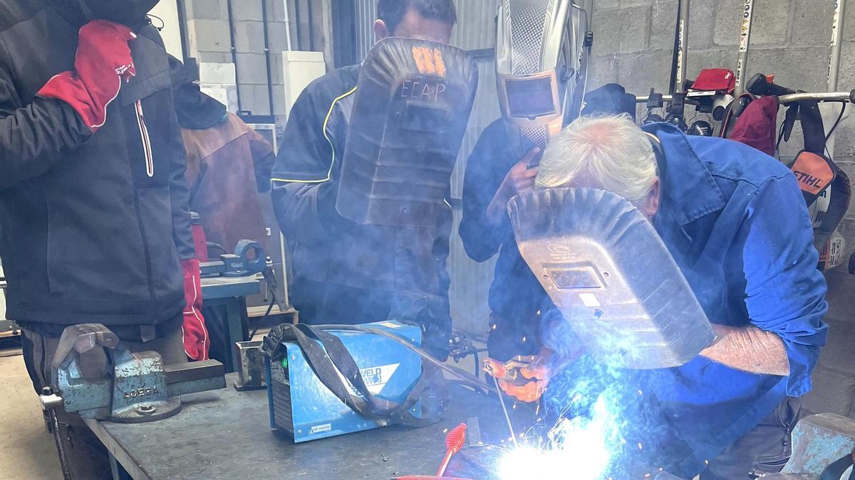 Un alumne fent tasques de soldadura