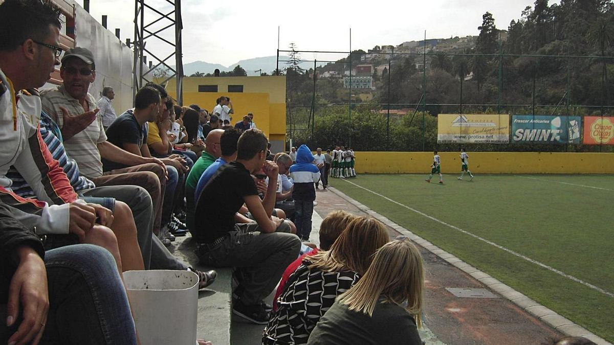 Espectadores en las gradas del campo municipal de fútbol de Los Olivos. | | LP/DLP