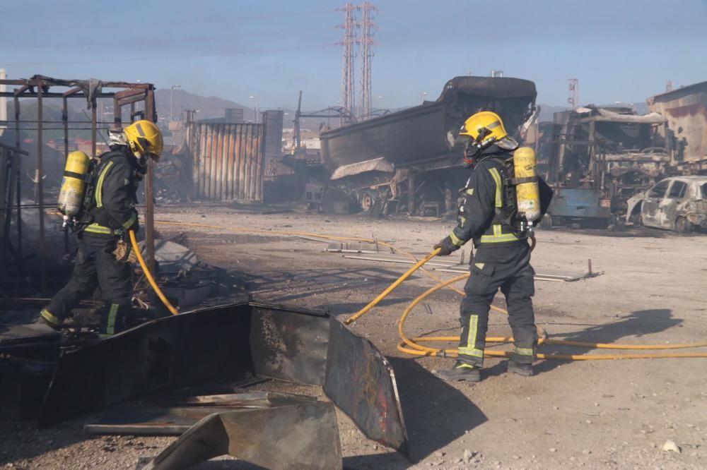 Incendio en un desguace del polígono Guadalhorce