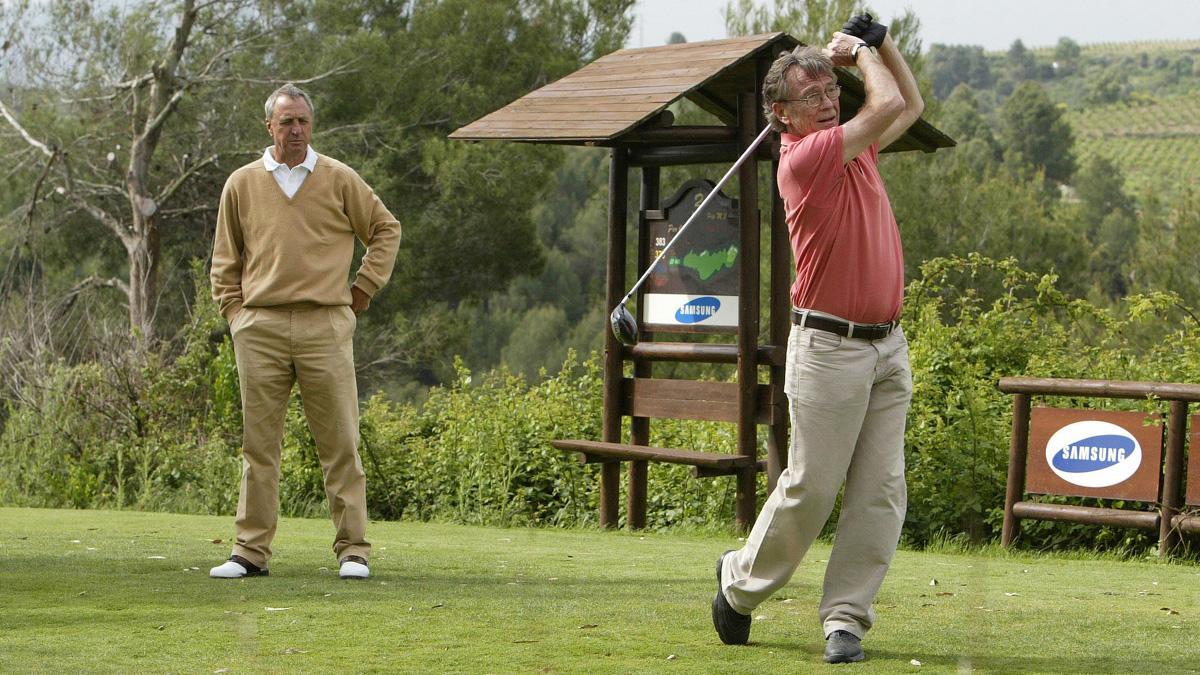 Ferran Martorell, jugando a golf ante la mirada de Johan Cruyff