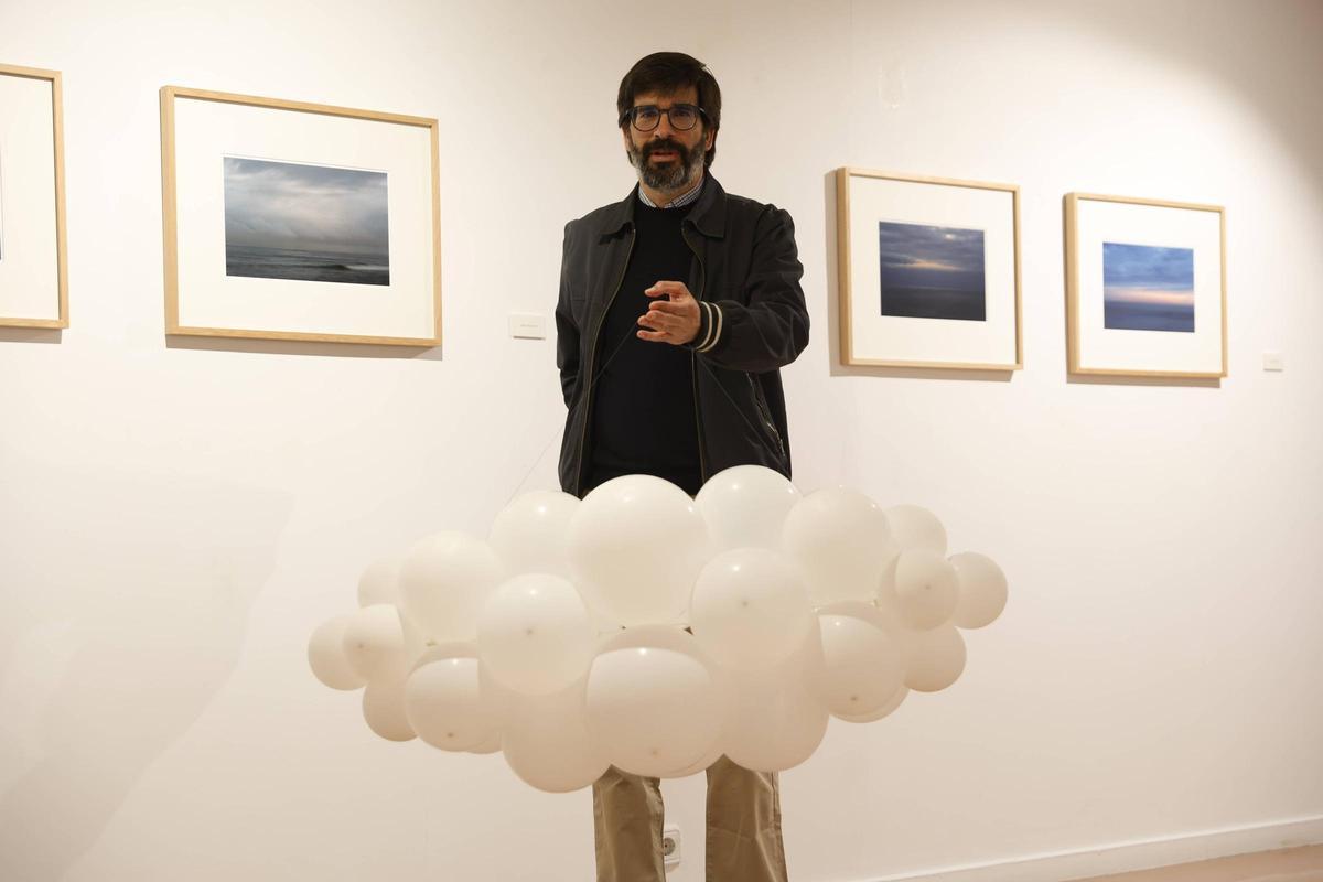 Pablo Basagoiti Brown, con sus horizontes a la su espalda, y una nube delante de él.