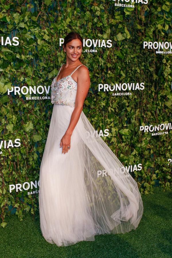 Irina Shayk deslumbró con su vestido en el 'front row' de Pronovias
