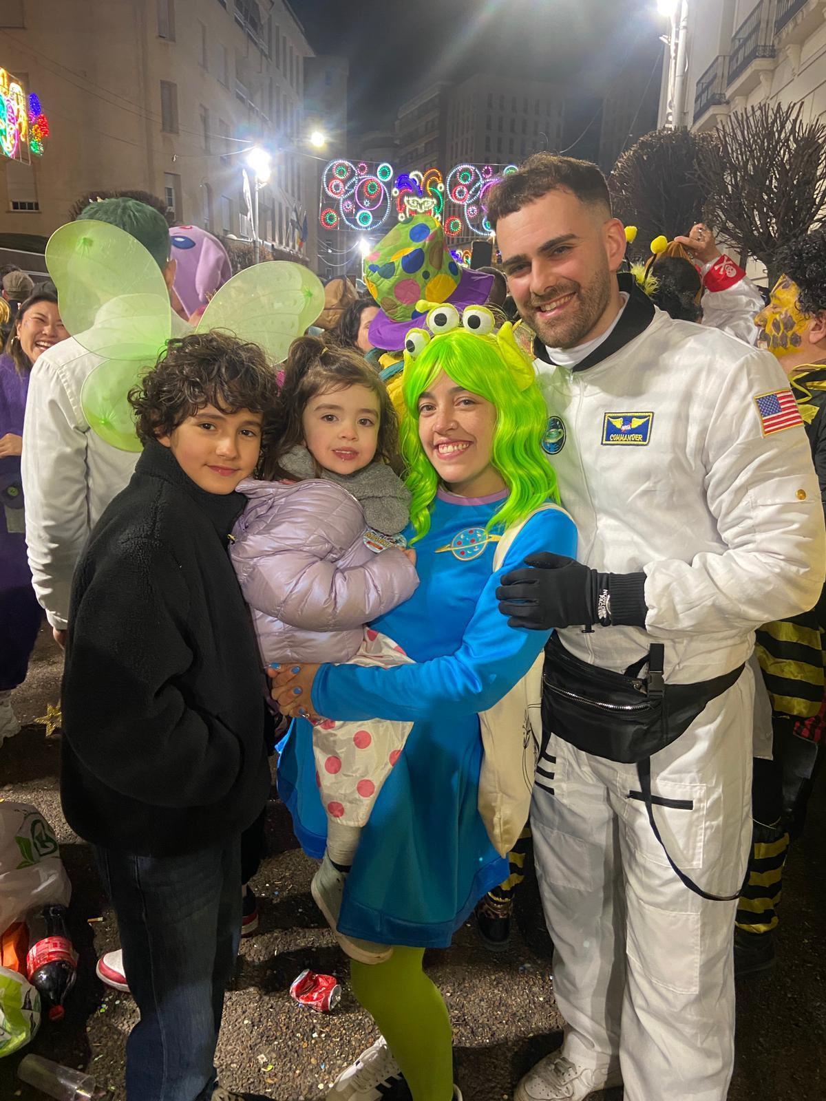 Marta y Marhya, en el centro, con sus familiares en el Carnaval de Badajoz.