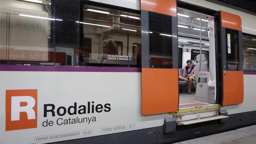 Un tren de Rodalies en una estación de Barcelona.