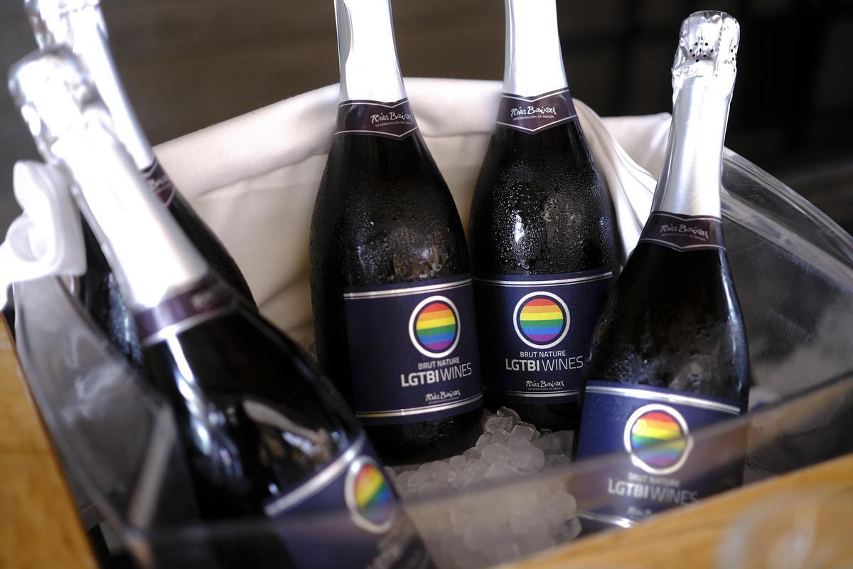 Dos botellas de los vinos LGTBI Wines lanzados en Maspalomas Pride.
