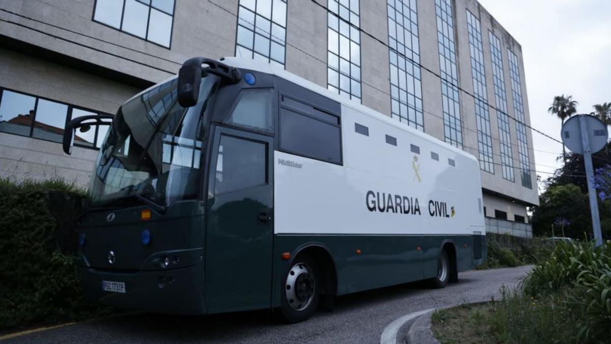 El autobús de la Guardia Civil que trasladó a los detenidos. // A.V.