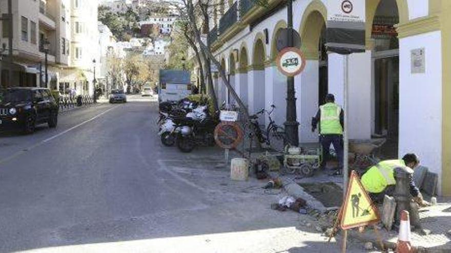 Obras para el control de vehículos en la calle de acceso a Vara de Rey desde el puerto.