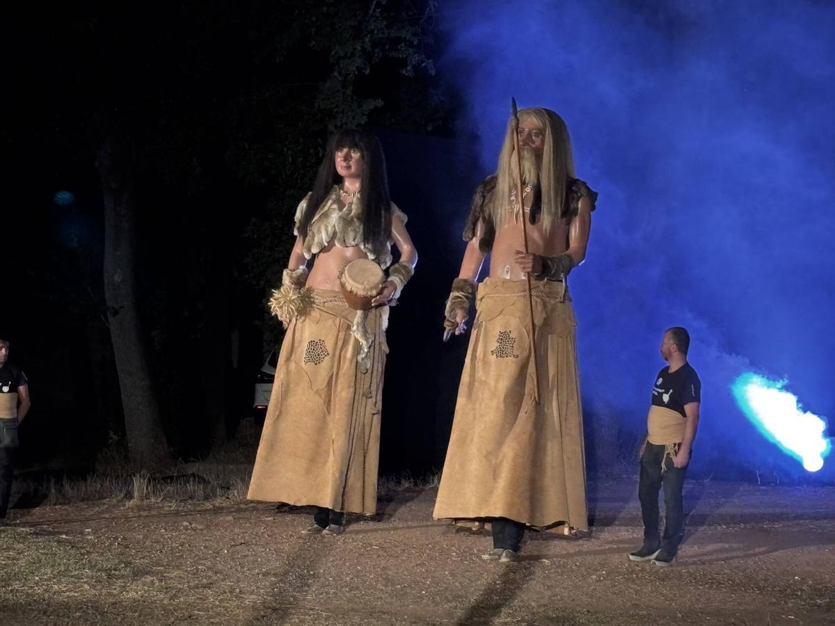 La nova imatge dels Gegants Prehistòrics de Moià, el Toll i la Teixonera