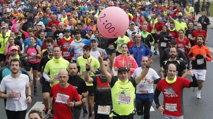 Un grupo de corredores, junto a una de las liebres que marca el ritmo para 2:00 horas en una edición anterior. // Alba Villar