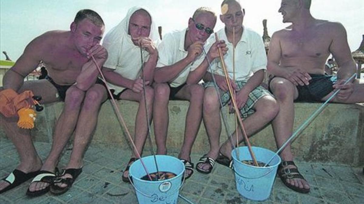 Turistas alemanes beben sangría en un hotel en Mallorca.