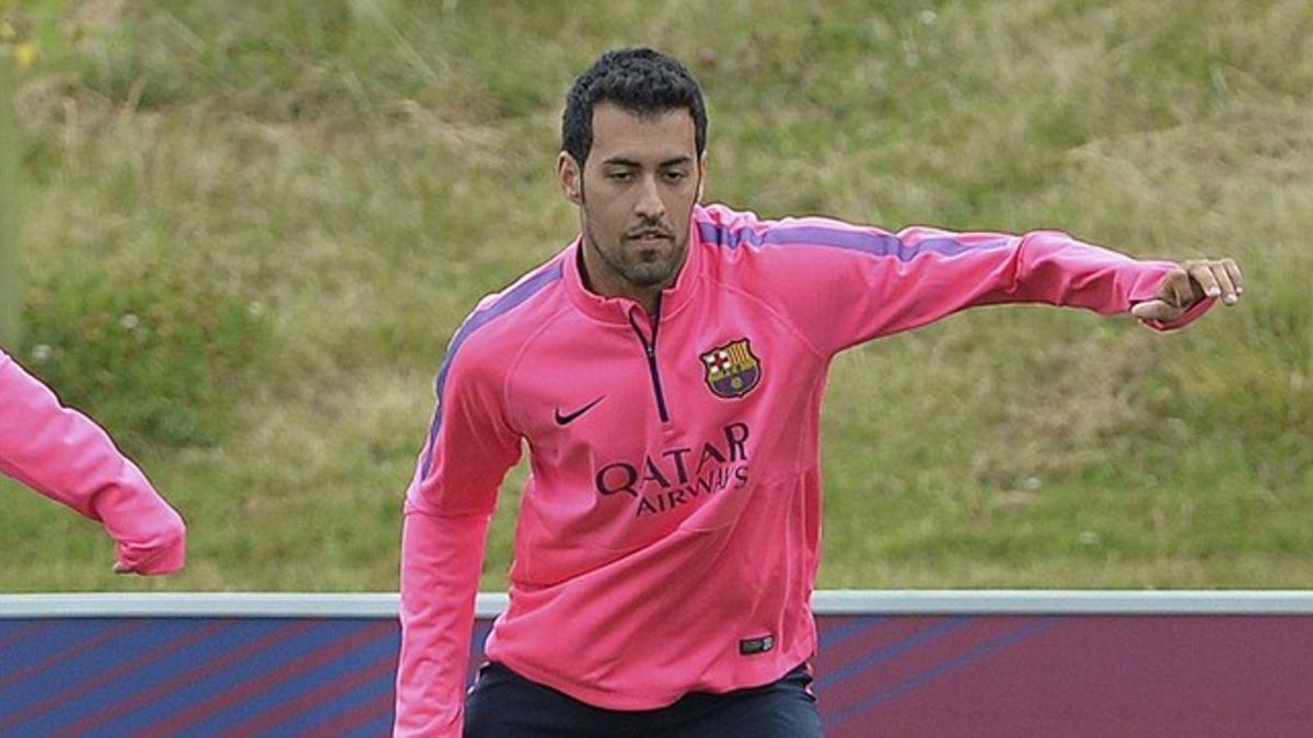 Busquets, entrenando en Saint George's Park.