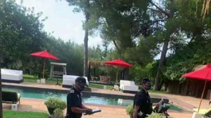 La policía desmantela una fiesta ilegal con un centenar de personas en Casa Lola