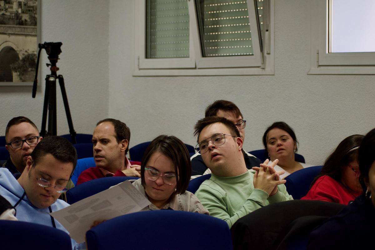 Público asistente a la presentación del calendario solidario 2026.