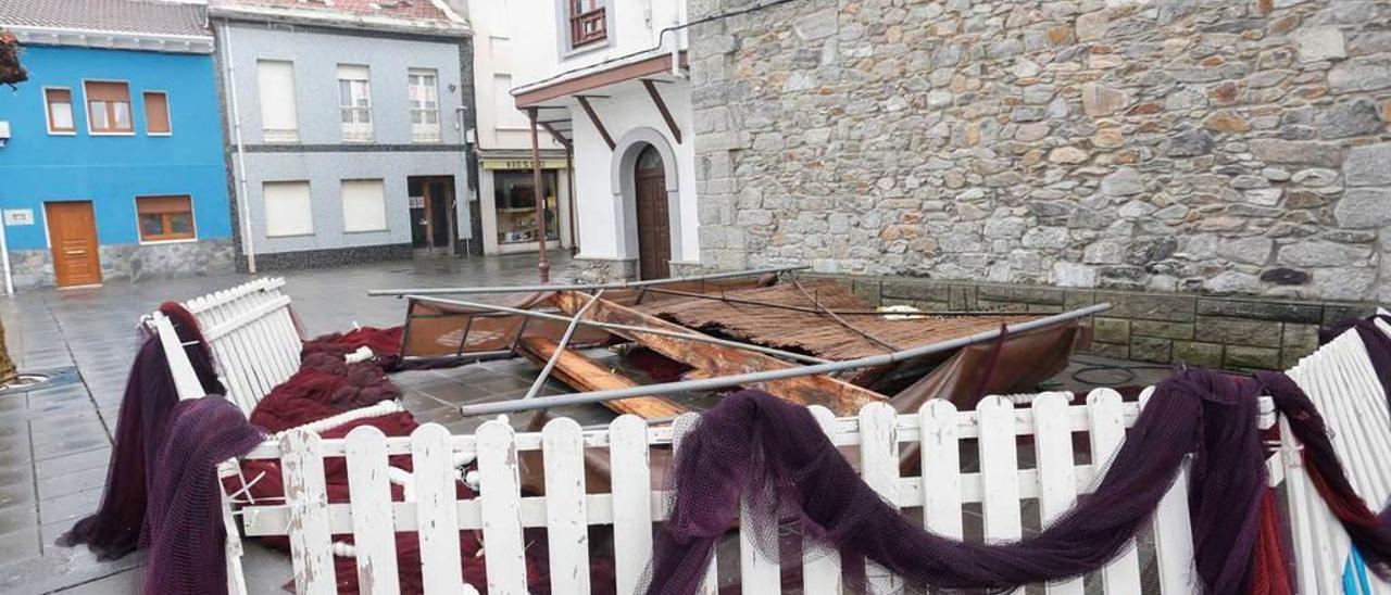 La estructura del nacimiento derrumbado por la acción del viento, ayer.