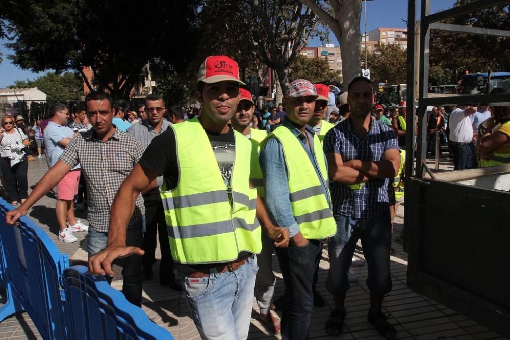 Protesta de agricultores en la Asamblea Regional