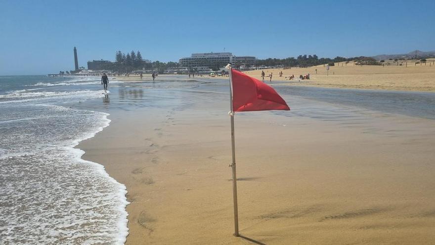 Las mareas del Pino llegan a Maspalomas y dejan esta espectacular imagen del mar ganando terreno a la playa
