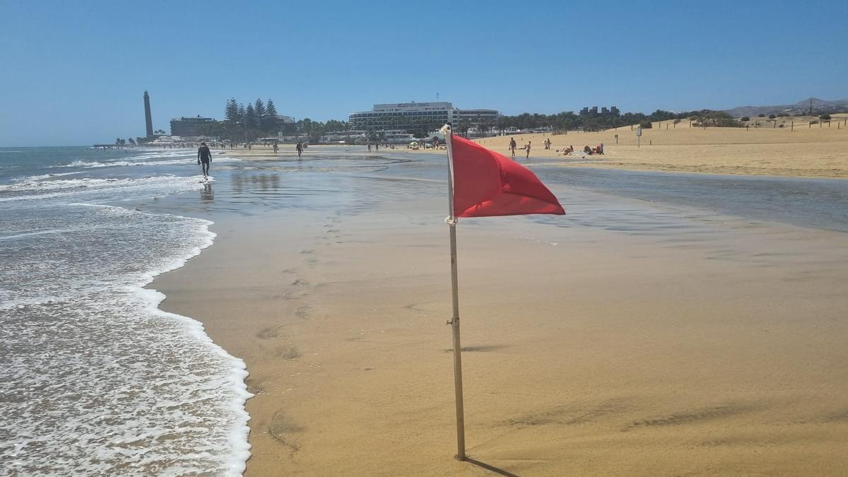 Las mareas del Pino llegan a Maspalomas y dejan esta espectacular imagen del mar ganando terreno a la playa