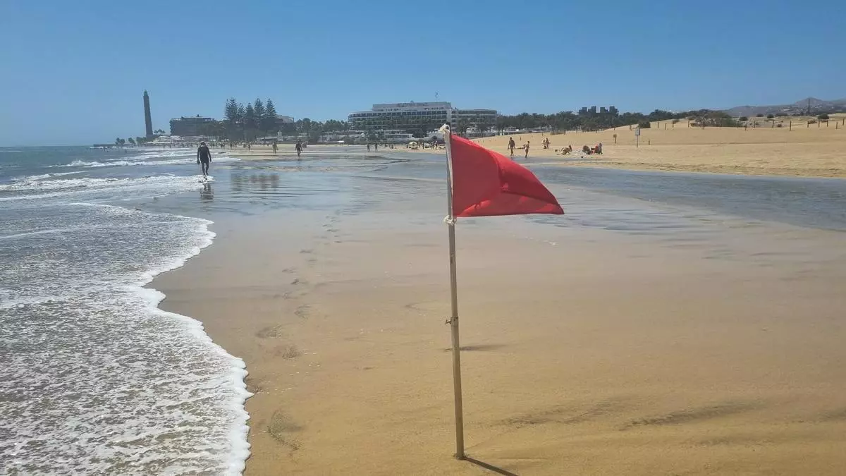 Las mareas del Pino llegan a Maspalomas y dejan esta espectacular imagen del mar ganando terreno a la playa