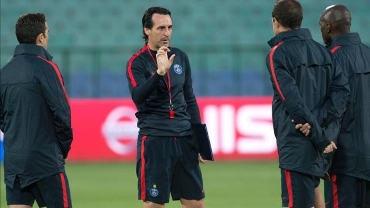 Emery, con sus colaboradores durante el entrenamiento del martes