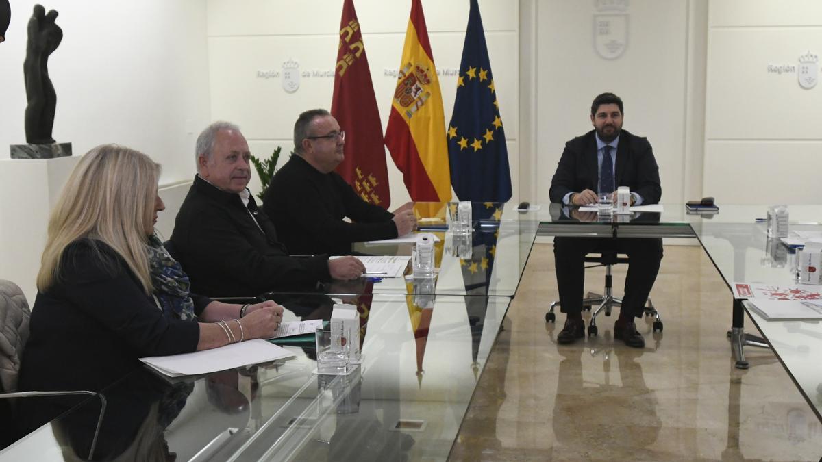 Reunión de López Miras con CC OO y UGT en diciembre.